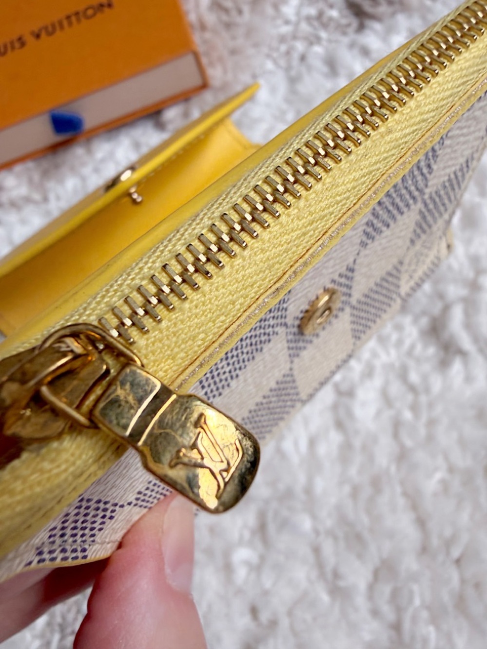 LOUIS VUITTON Jaune Pale Damier Azur Leather Canvas Zoe Compact Envelope Wallet - Picture 10 of 15